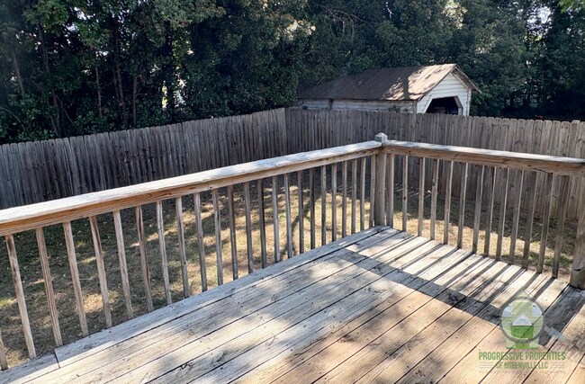 Building Photo - 520 Perry Ave