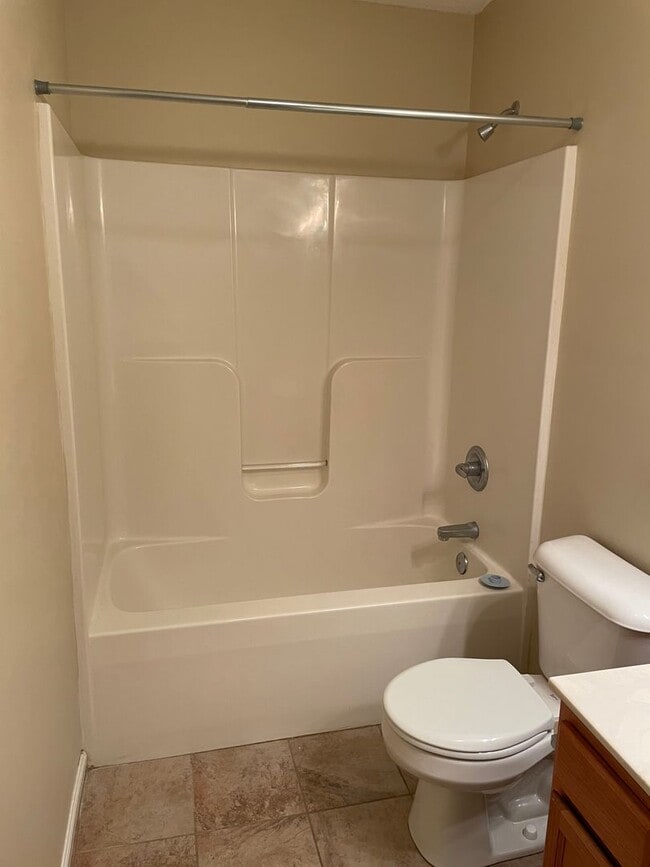 Building Photo - 3 bed 2 bath home
