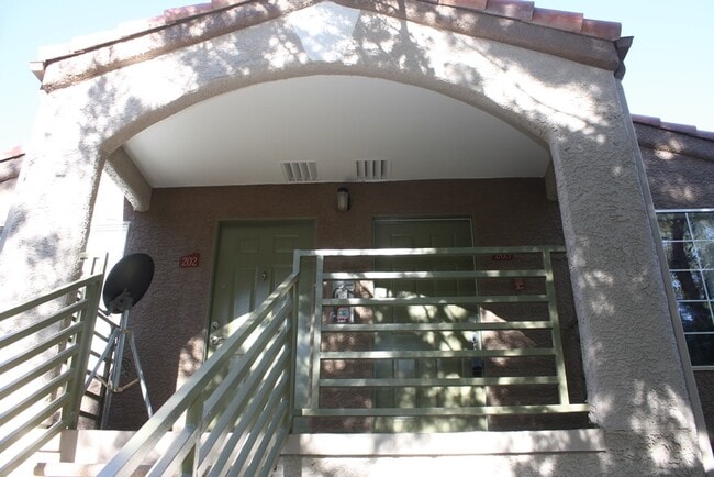 Building Photo - Cute & Cozy Condo Close to UNLV