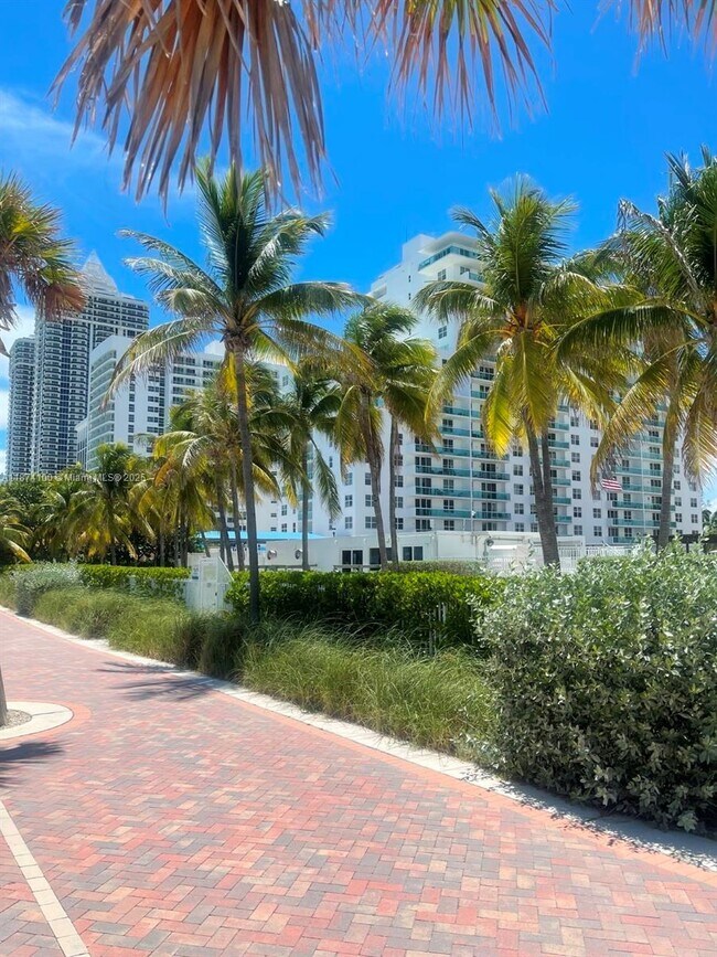 Building Photo - 5001 Collins Ave