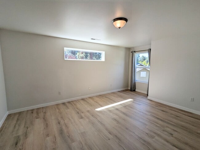 Building Photo - Comfort Meets Convenience in this Dog-Frie...