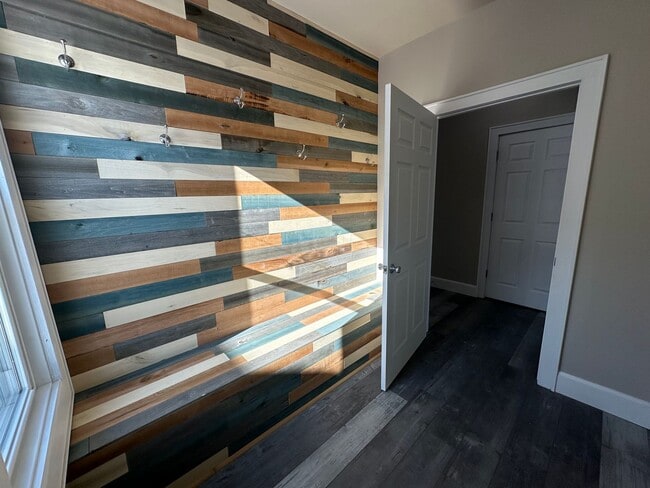 Building Photo - Large Open Concept 5BR/2BA Rent to Own Home