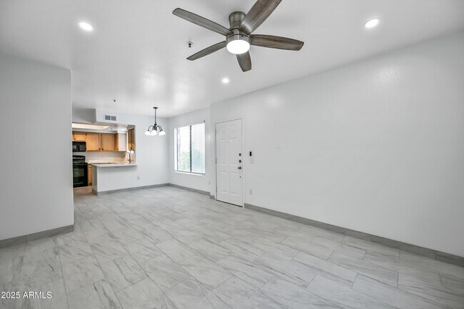 Building Photo - 4925 E Desert Cove Ave