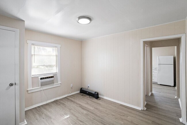 Building Photo - 935 Union St S