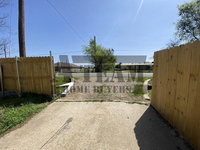 Building Photo - 4 Bedroom 2 Bathroom home for rent!