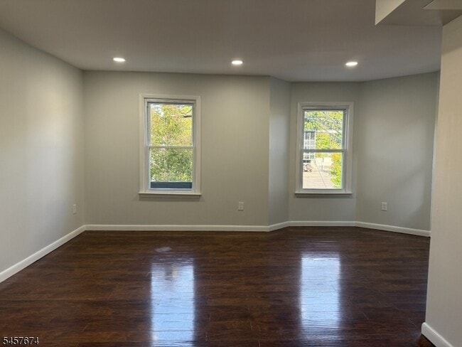 Building Photo - 584 Pompton Ave