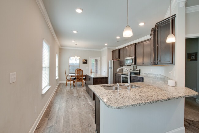 Building Photo - 150 Shrewsberry Dr