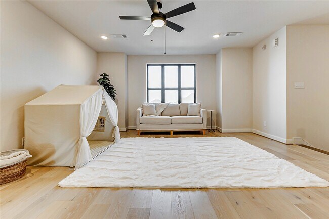 Building Photo - 7606 Redwoods Frst Dr