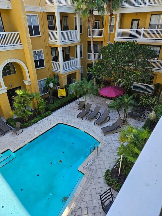 Building Photo - HUGE Split 2/2 overlooking the pool!