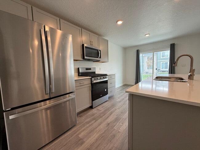 Building Photo - Beautifully Updated 4-Bedroom Townhome in ...