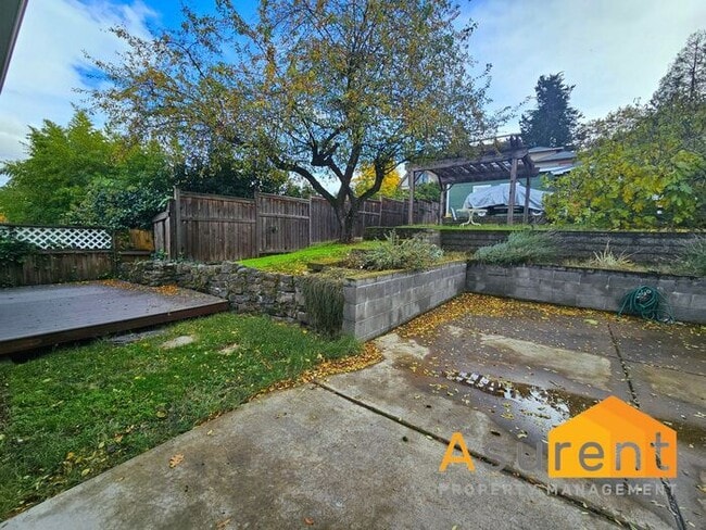 Building Photo - Charming 3-bedroom, 2-bathroom Home: Utili...