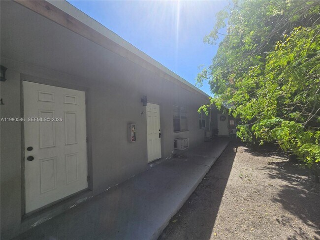 Building Photo - 4095 N Andrews Ave