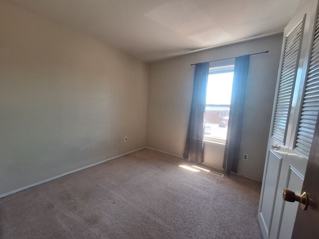 Building Photo - Brick 2 bedroom condo near the water