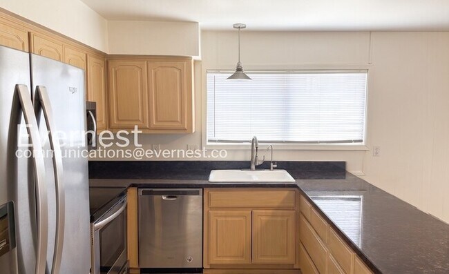 Building Photo - 3Bed/2Bath with Fenced Yard/ Available Now!
