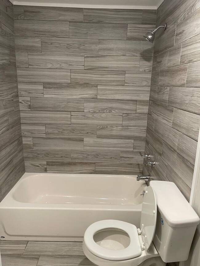 Building Photo - 2 bed, 1 bath house-Pet Friendly!