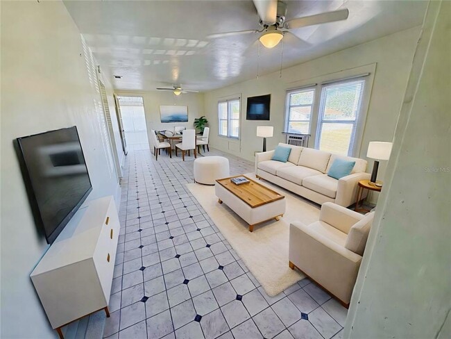 Building Photo - 2320 Crest Dr