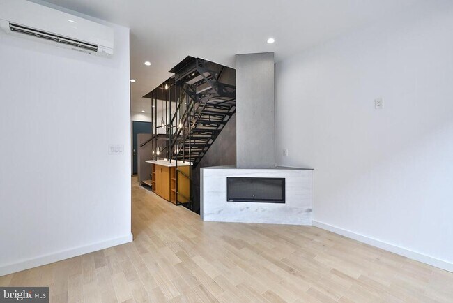 Building Photo - 725 S 6th St