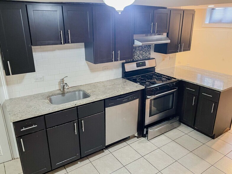 Building Photo - 871 W Lill Ave