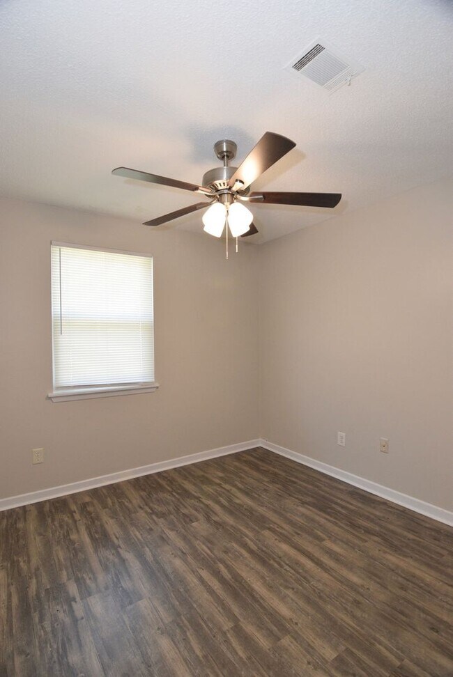 Building Photo - Renovated 3 Bed/2 Bath w/ Large Fenced Back Yard