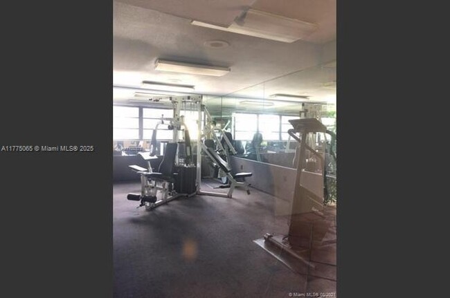Building Photo - 10405 N Kendall Dr