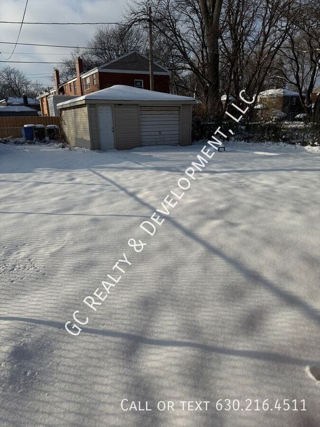 Building Photo - 9906 S Clyde Ave