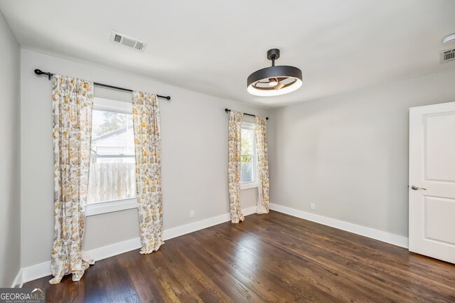 Building Photo - 2775 Glenvalley Dr