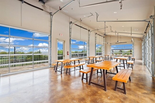 Building Photo - 2064 Barx Dr