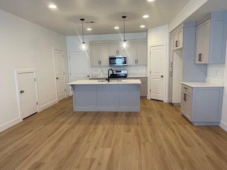 Building Photo - 2671 E Wake Forest Ln