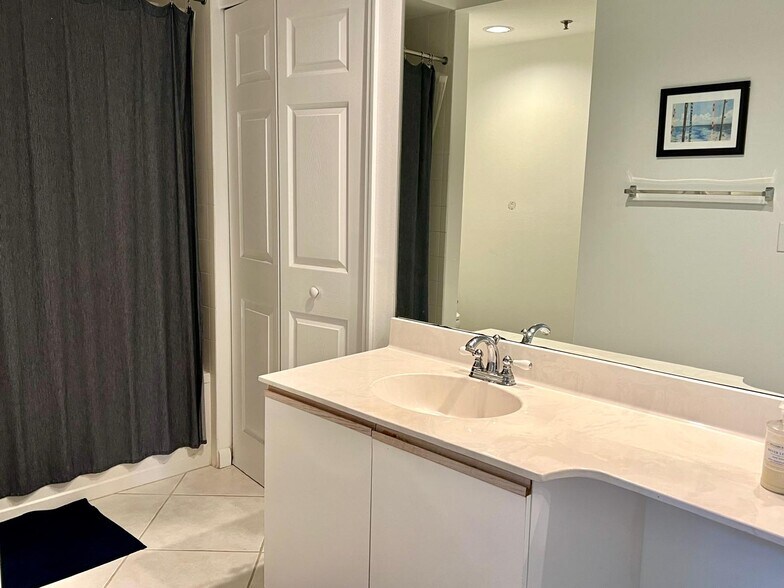 Building Photo - 3165 NE 184th St