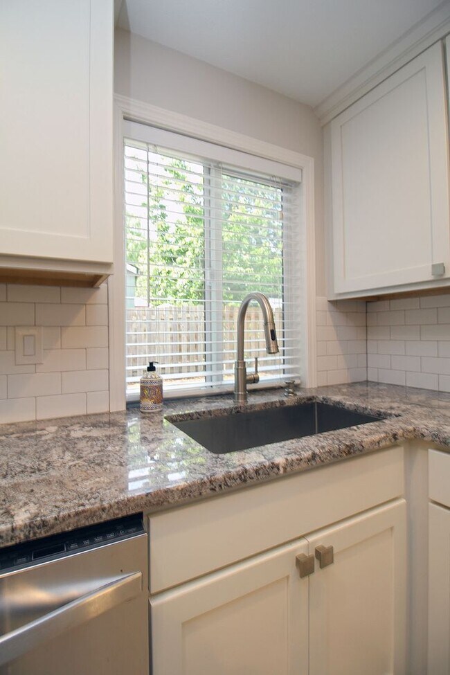 Building Photo - Freshly Remodeled Sprawling 3 Bed, 2 Bath ...