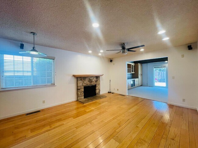 Building Photo - 1150 Stafford Dr