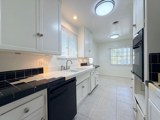 Building Photo - 4 Bdrm/2 Bath Home w/Garage and Yard in Fu...