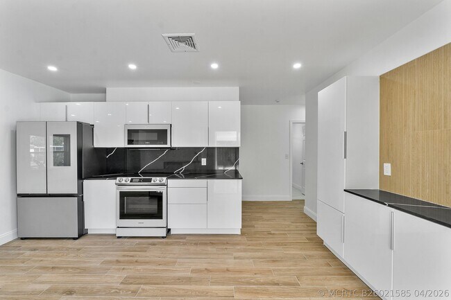 Building Photo - 400 SW 9th Ave