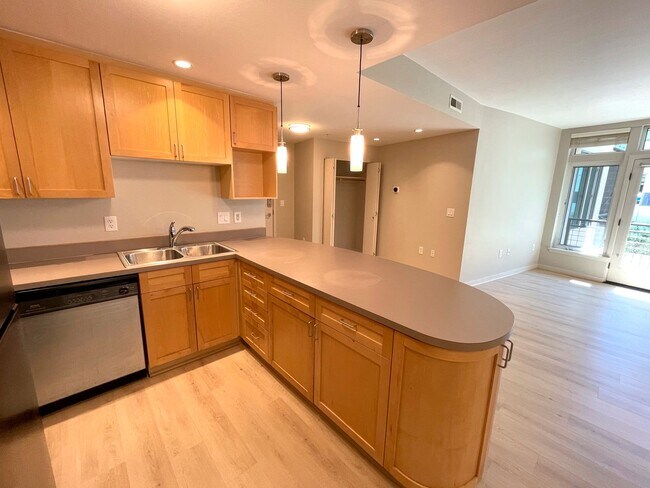 Building Photo - Bright Condo in NW Portland with Washer/Dr...