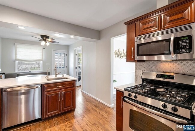 Building Photo - 542 Nagle St