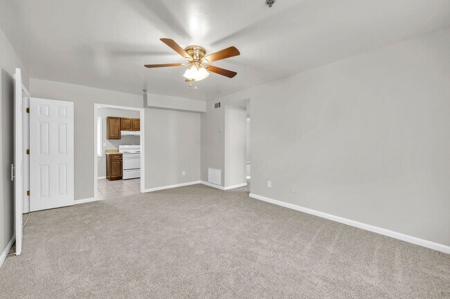 Building Photo - 1621 Line Cir