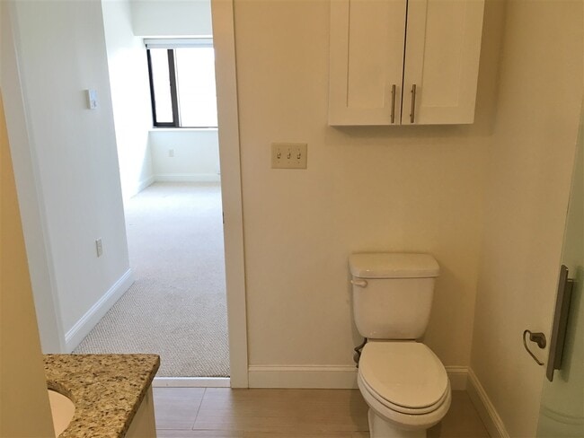 Building Photo - 875 Elm St