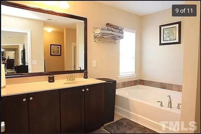 Building Photo - Three Bedroom End Unit Townhome in AMAZING Neighborhood!