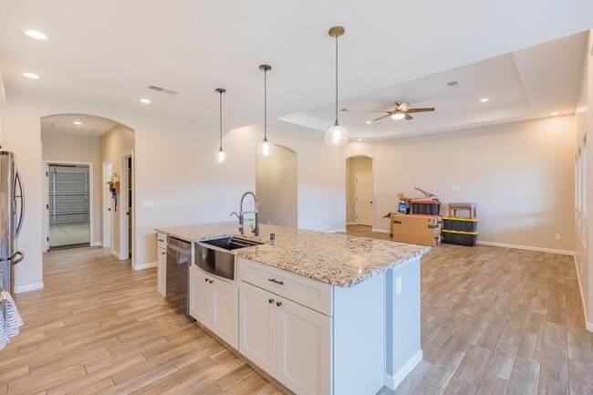 Building Photo - Modern 4 Bed 3 Bath - Pets Allowed!