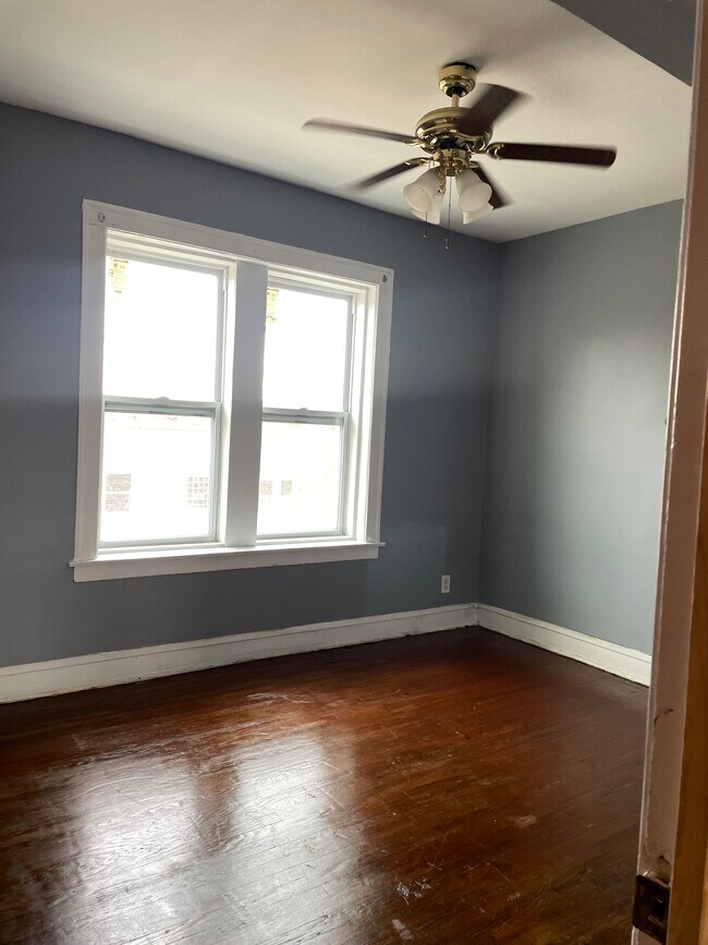 Building Photo - 1820 W 78th St