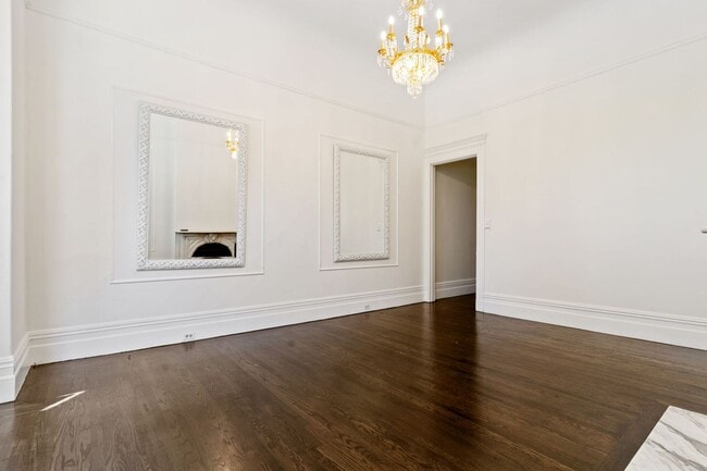 Building Photo - 2 Bed, 2 Bath Victorian Style Condo with M...