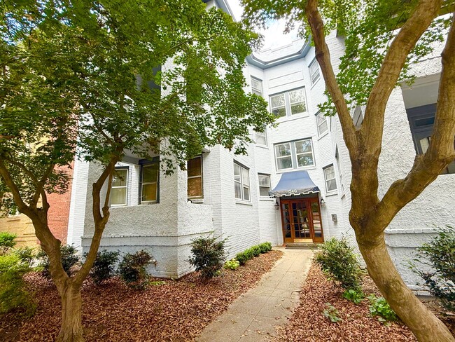 Building Photo - **BEST DEAL**Ghent -2 Bedroom condo 2nd Fl...