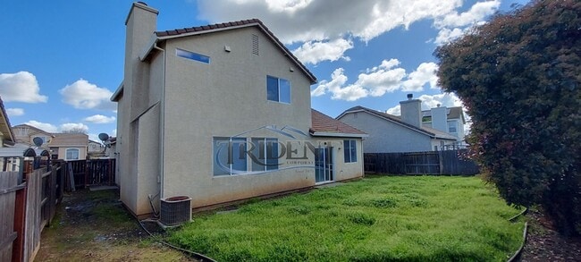 Building Photo - 4 bedroom, 3 bath house with approx. 2,183 sq. ft.