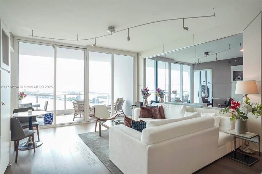 Building Photo - 2020 N Bayshore Dr