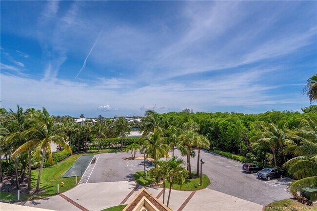 Building Photo - 221 NE Plantation Rd