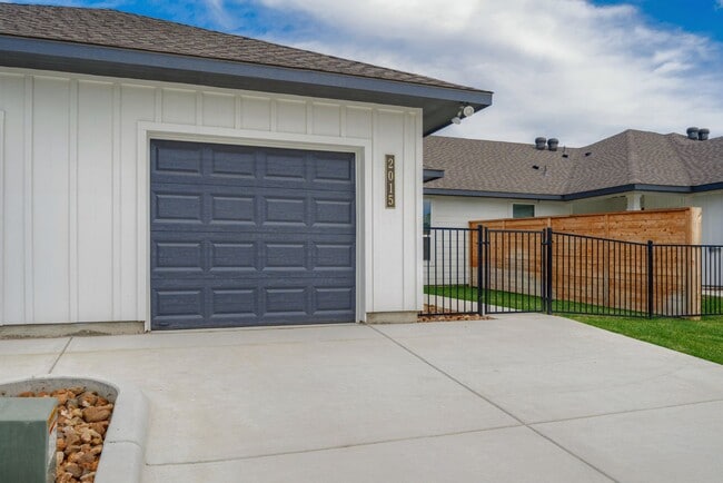 Building Photo - 2015 Vintage Farms Wy