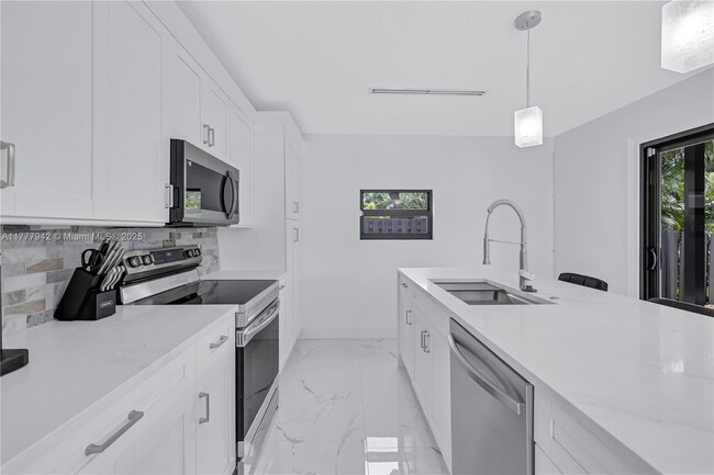 Building Photo - 1608 SW 5th Ct