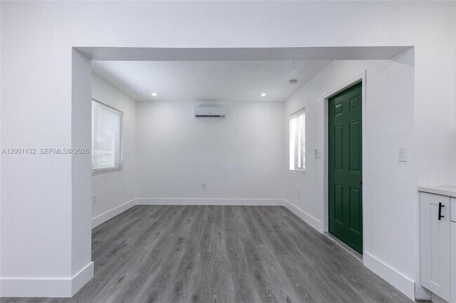 Building Photo - 6125 SW 40th Ct