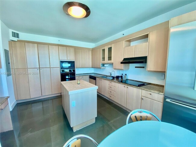 Building Photo - 300 South Pointe Dr