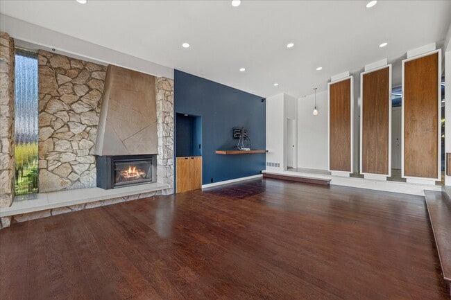 Building Photo - 9 Maple Ln